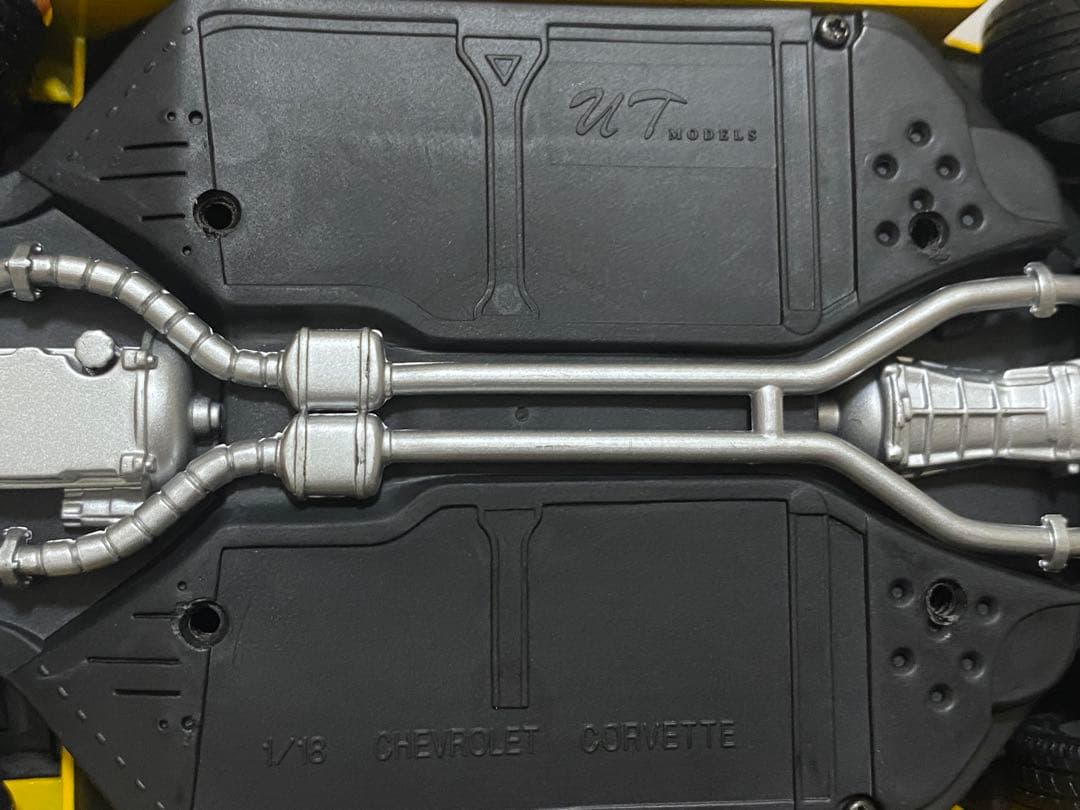 ミニカー UT CHEVROLET CORVETTE 1/18