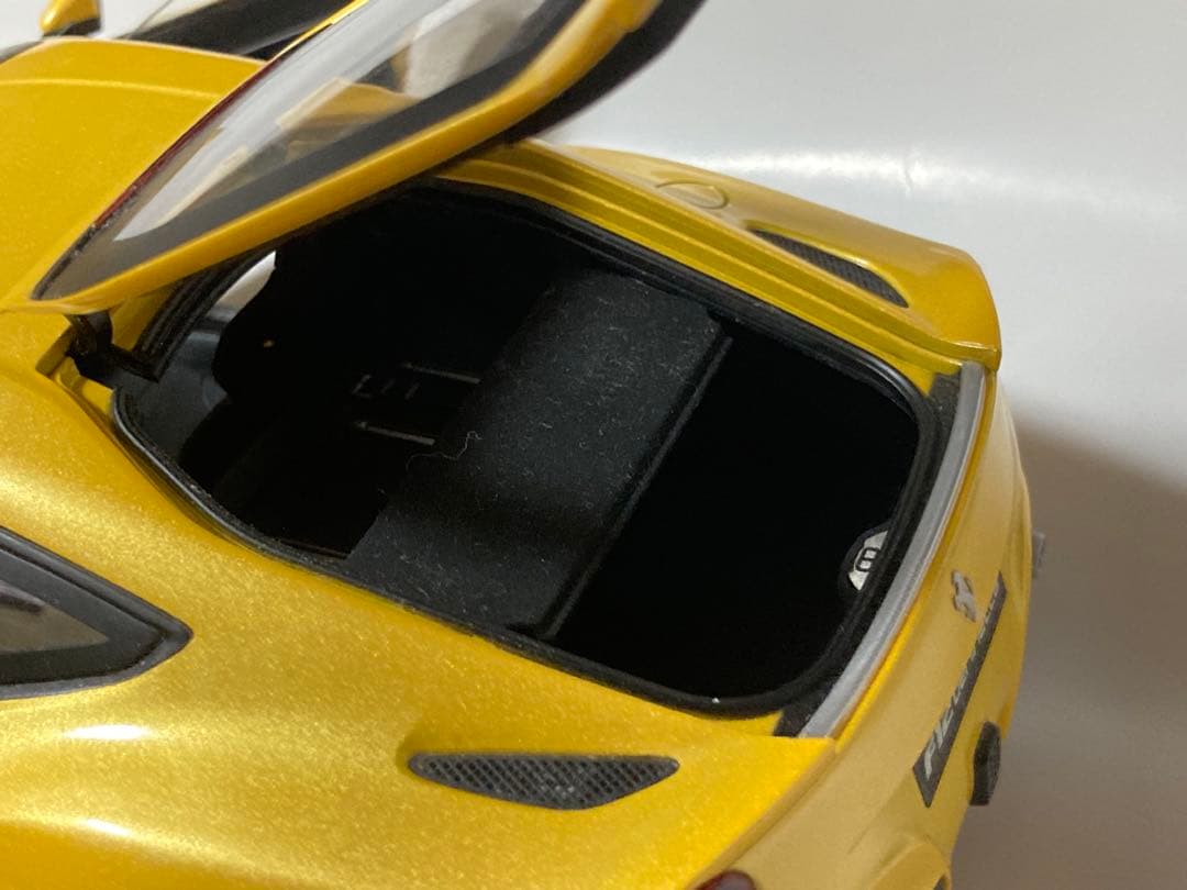 ホットウィールエリート .1/18フェラーリ F12ベルリネッタ イエロー