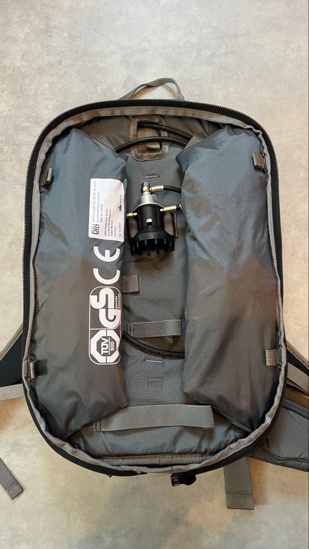 40%オフ【新品】ABS雪崩用エアバック s.LIGHT compact 30L