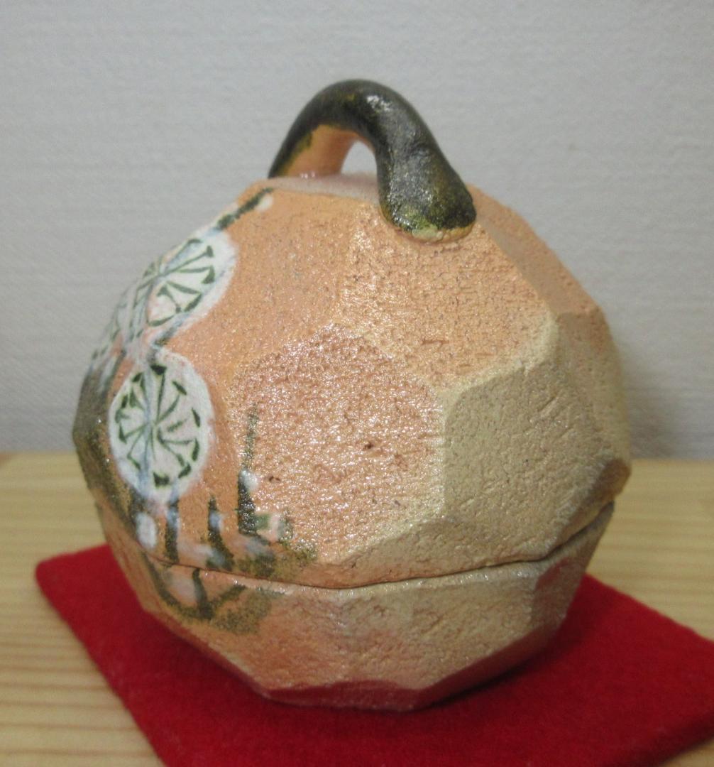 送料込【逢絢亭・新品】茶道具 香合 赤楽 乾山 槍梅の図 佐々木昭楽 共箱入り