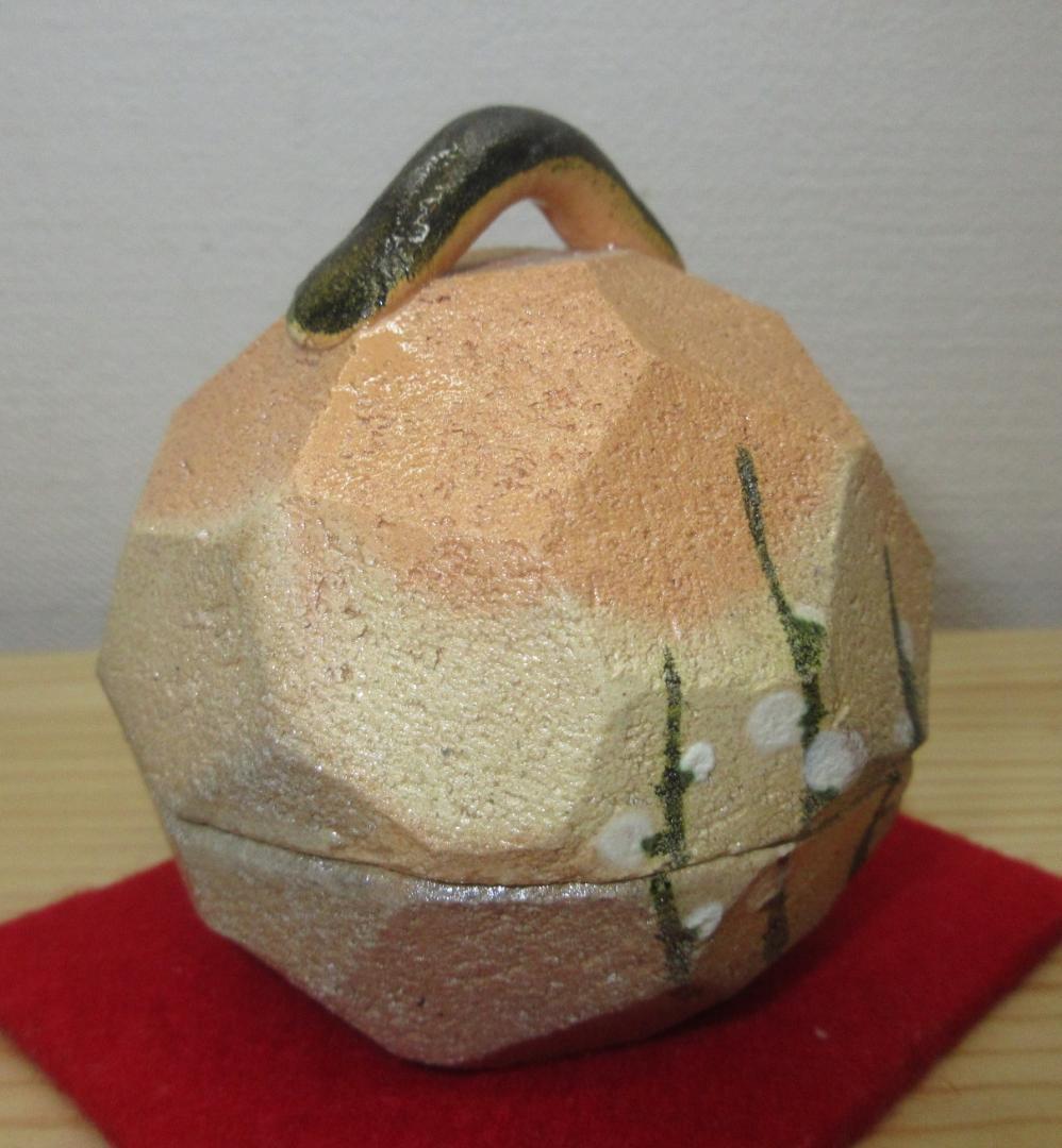 送料込【逢絢亭・新品】茶道具 香合 赤楽 乾山 槍梅の図 佐々木昭楽 共箱入り