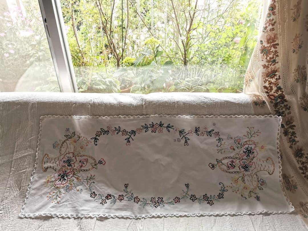 アンティークフランス 野の花の花籠 色糸刺繍 リネンクロス ロングランナー