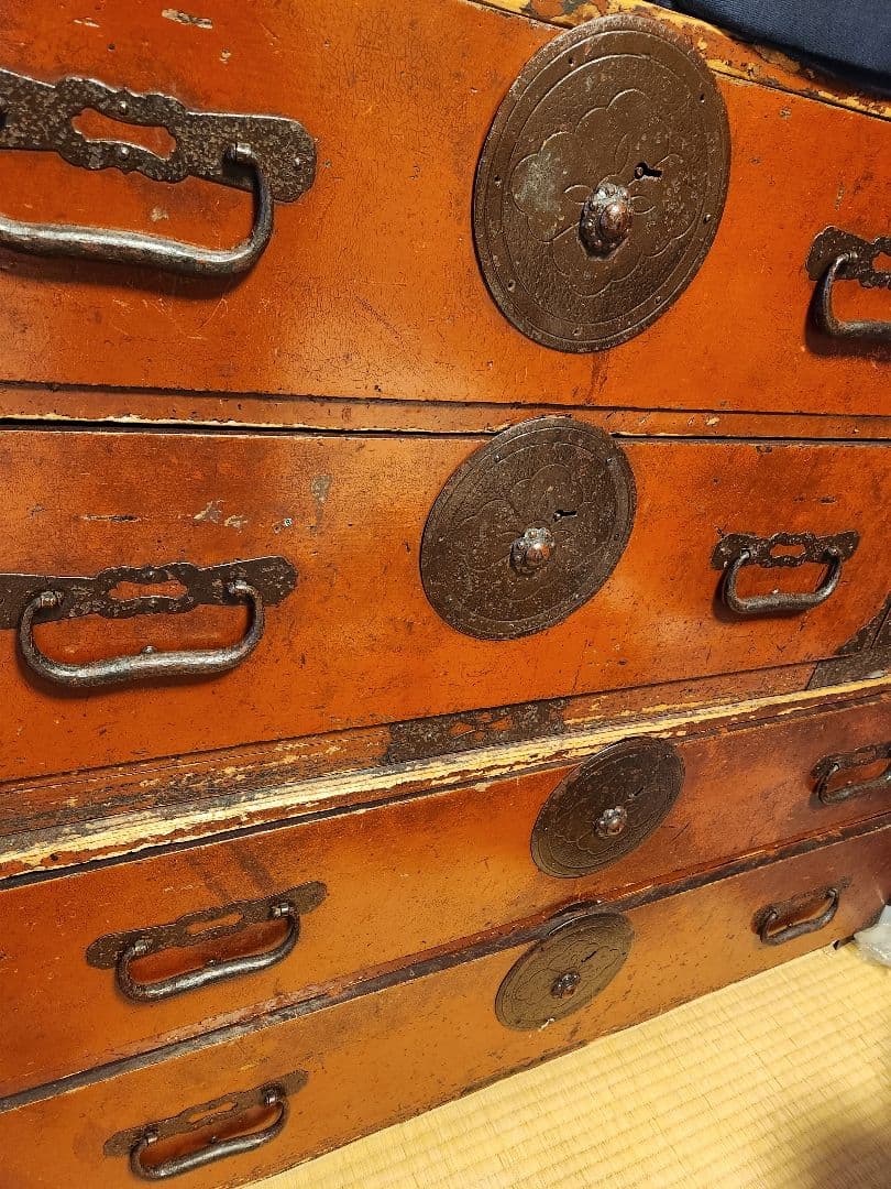 伝統的な日本の木製箪笥