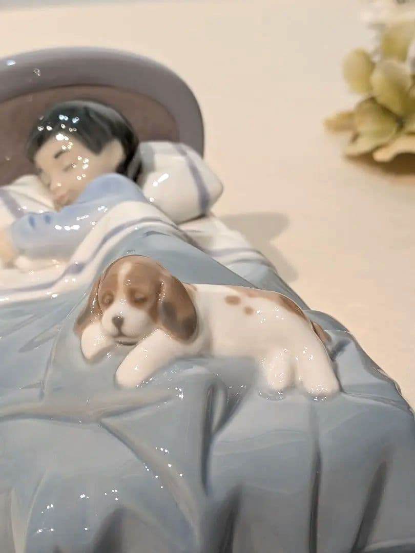 リヤドロ　僕とおねんね　綺麗　男の子　犬　ブルー　睡眠　ビーグル