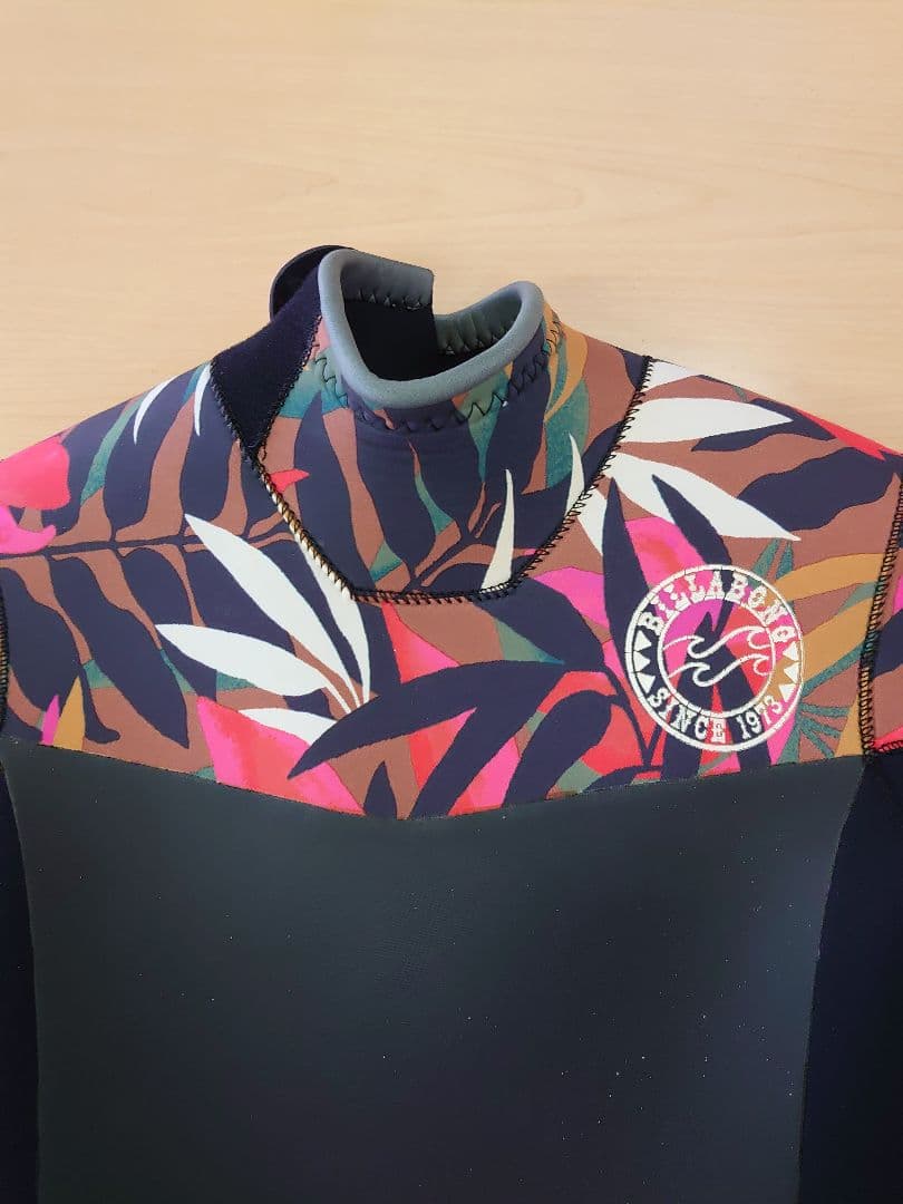 Billabong 秋冬初春用 裏起毛セミドライスーツ 黒・赤/カラフル葉柄