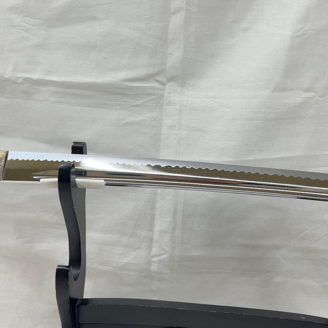 【模造刀】太刀 樋入り 鶴鍔 透かし 全長97.0センチ 黒鞘 互の目 刃紋