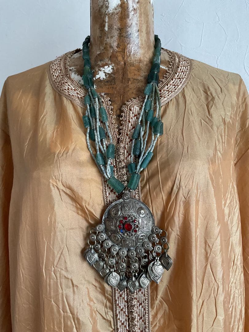 古いアフガニスタン伝統工芸「ローマンガラスと民族ジュエリーのペンダント」