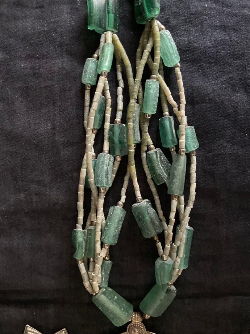 古いアフガニスタン伝統工芸「ローマンガラスと民族ジュエリーのペンダント」