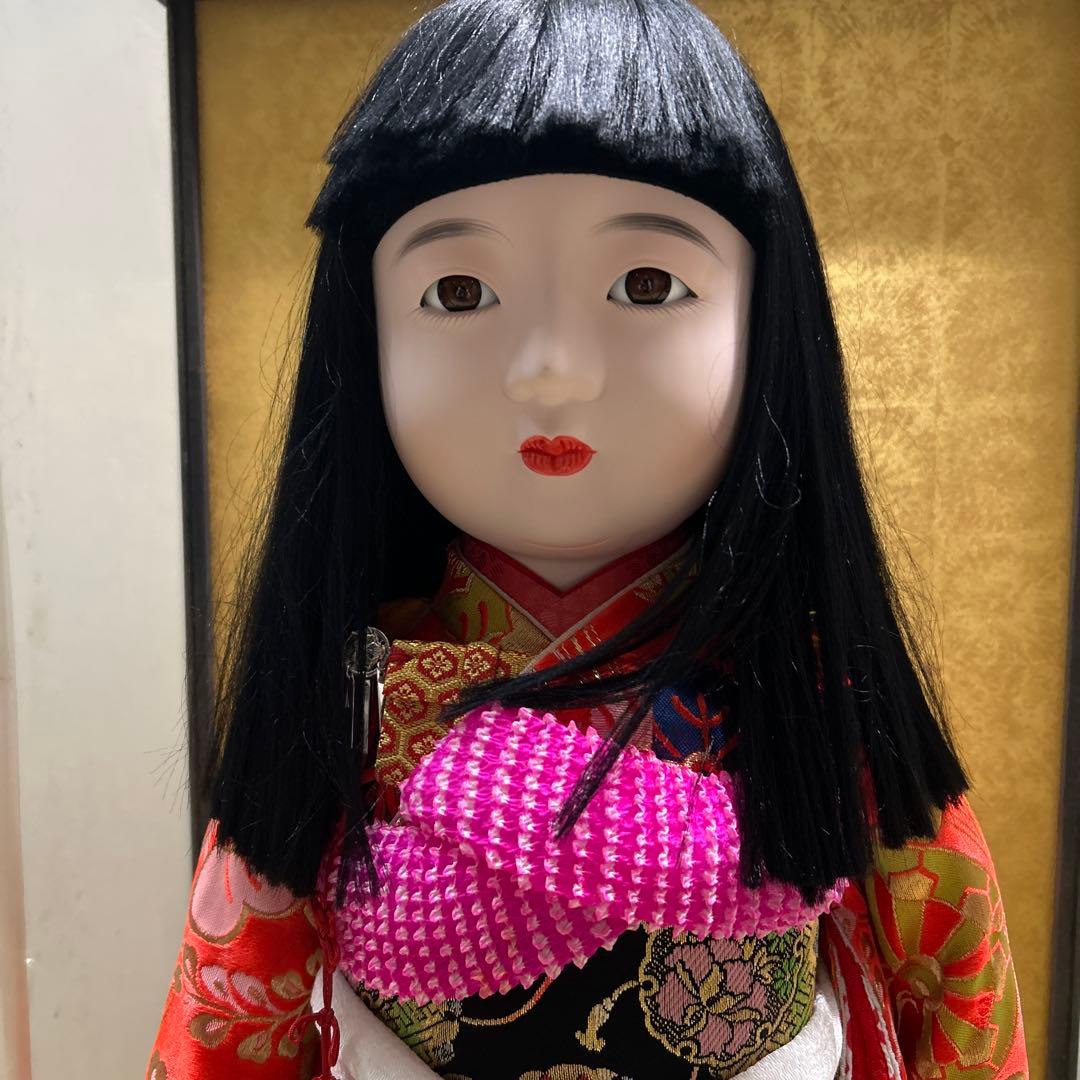 市松人形 68センチ、赤黒衣装 ガラスケース付き