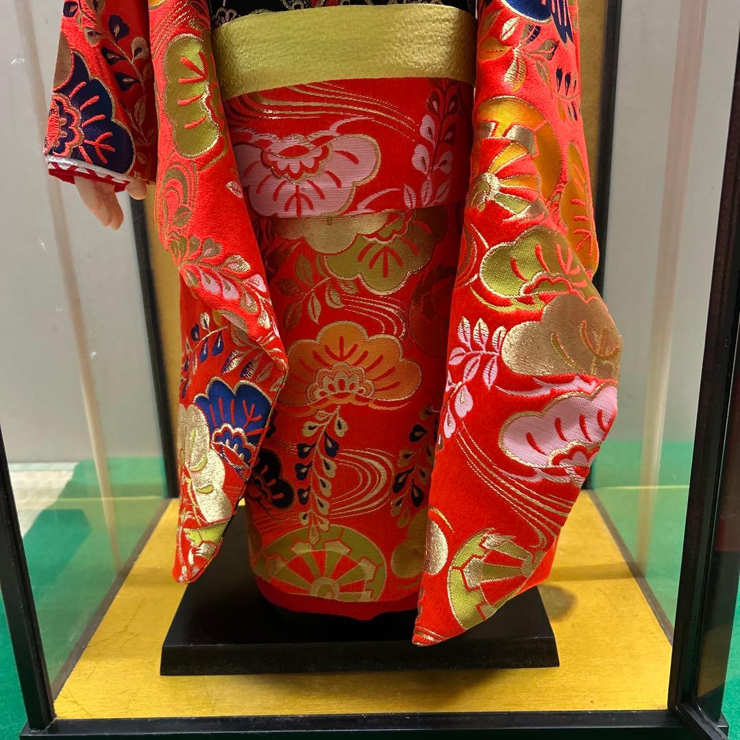 市松人形 68センチ、赤黒衣装 ガラスケース付き