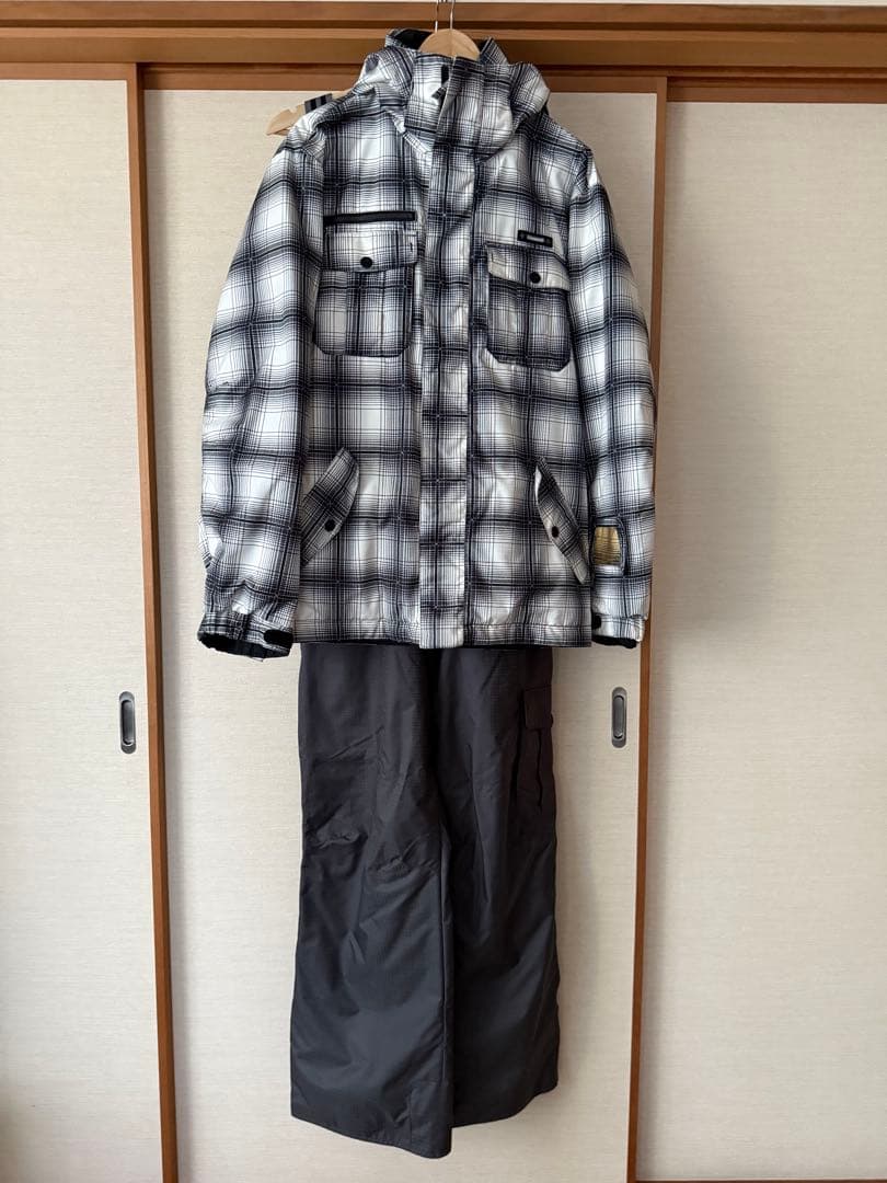 スノボ・スキーウェア（ジャケット・パンツ）