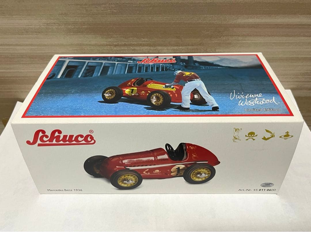 Vivienne Westwood コラボ　Schuco ミニカー　レッド