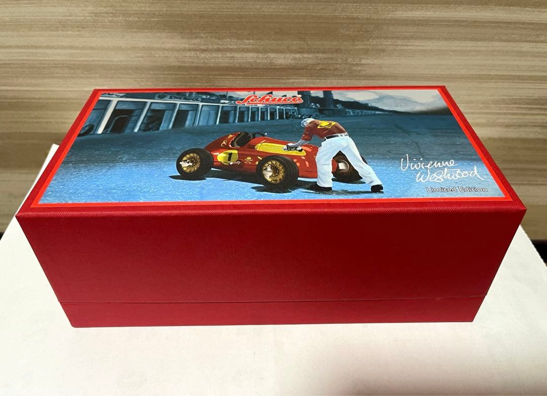Vivienne Westwood コラボ　Schuco ミニカー　レッド