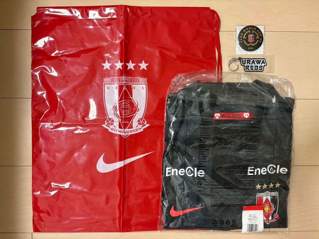 浦和レッズ 2024年 3rdユニフォーム　おまけ付（缶バッチ、キーホルダー）