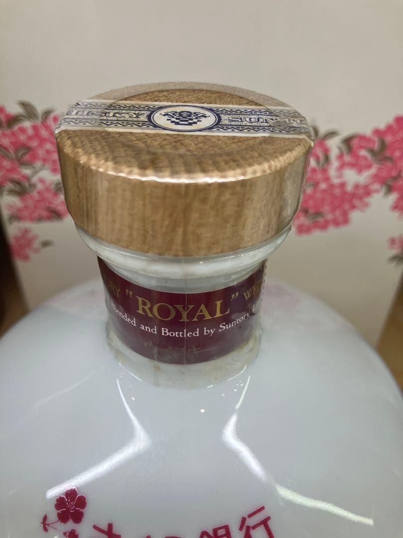 希少品　さくら銀行サントリー　ローヤル　ウイスキー720ml陶器　未開栓　箱付き