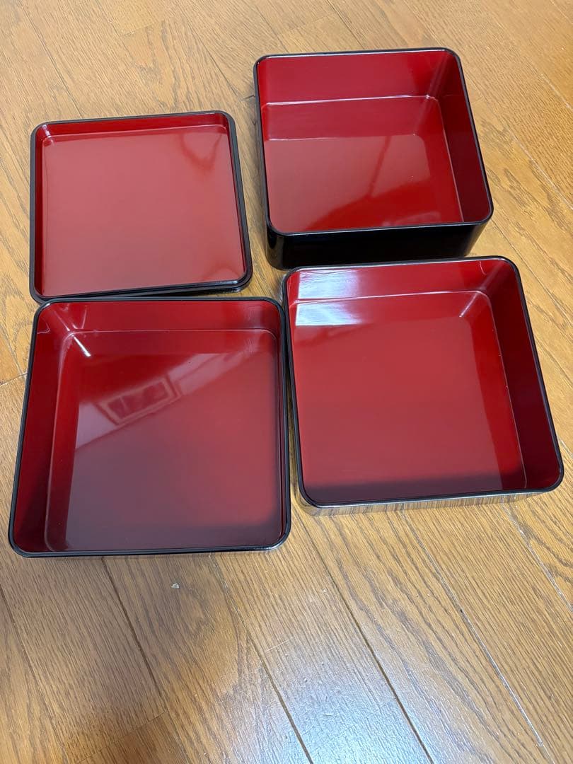 黒漆器重箱 鶴と扇の金箔装飾