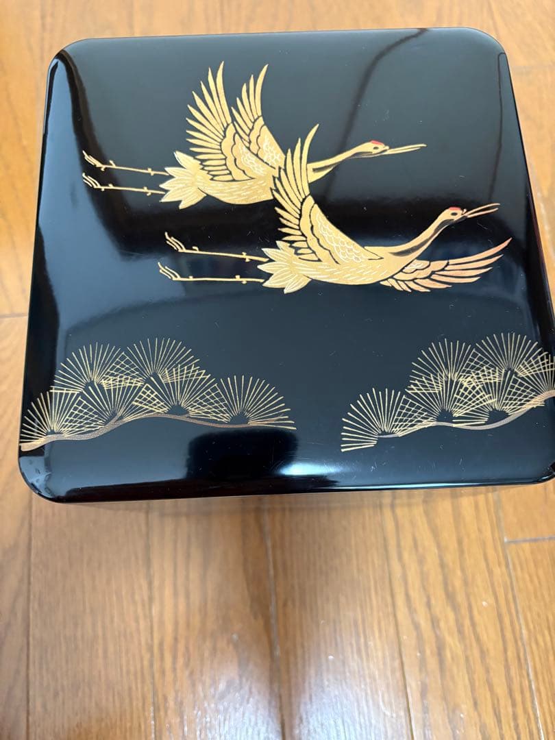 黒漆器重箱 鶴と扇の金箔装飾