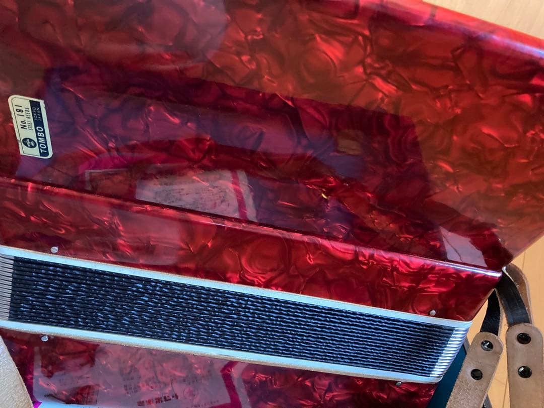 赤い37鍵アコーディオン