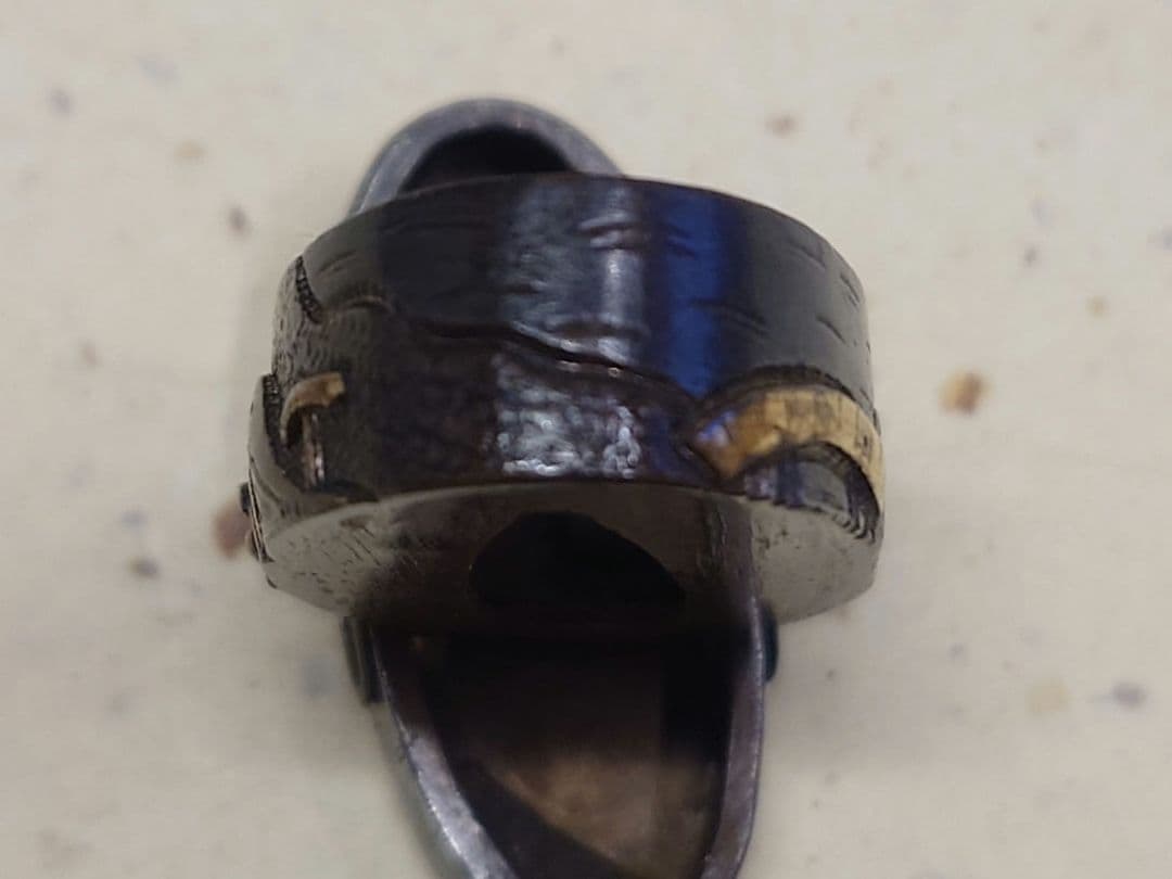 縁頭、山金地に茸の里図、