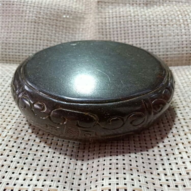 古い工芸品の鉄の石の彫刻や花の筆洗や古遊びの文壇用品