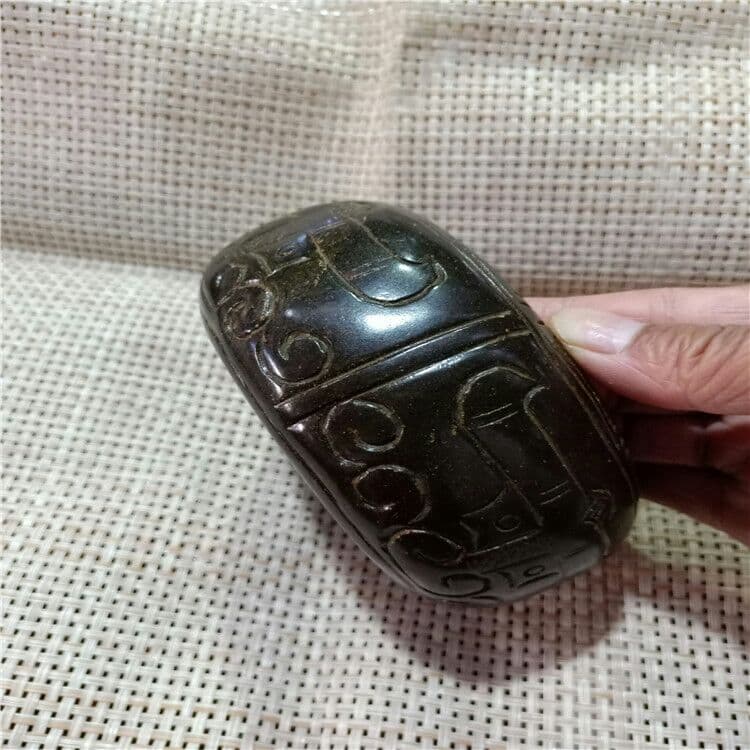 古い工芸品の鉄の石の彫刻や花の筆洗や古遊びの文壇用品