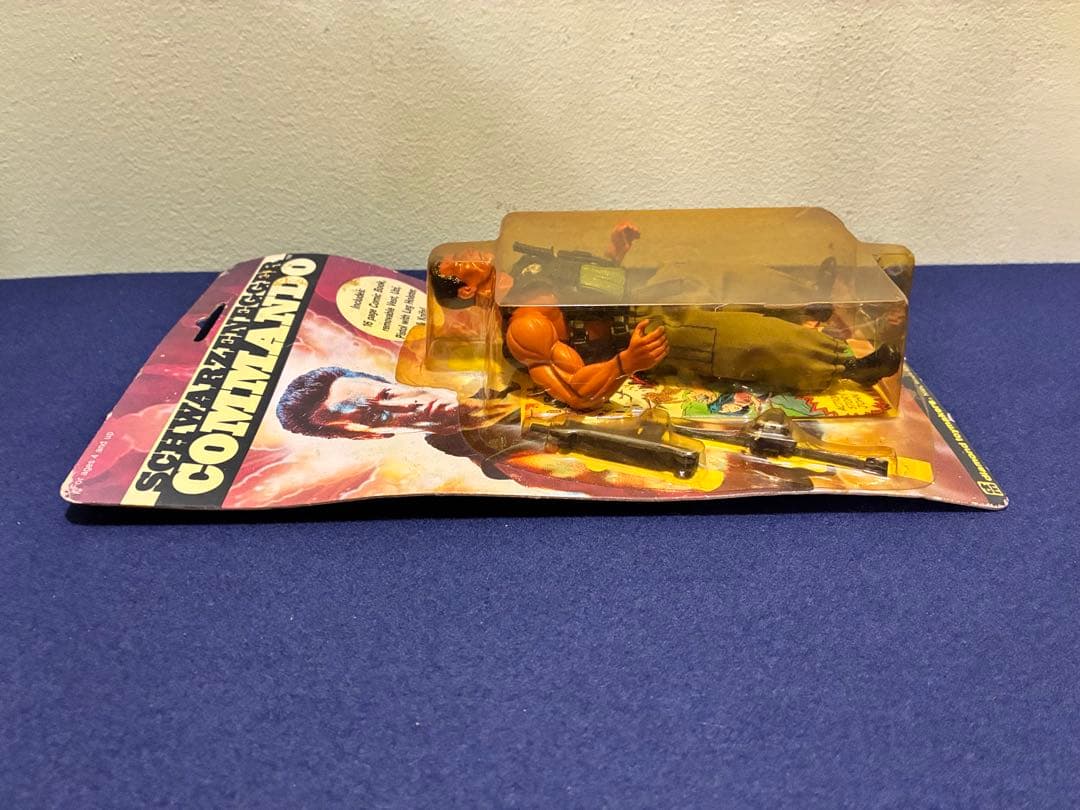 コマンドー シュワルツェネッガー アクションフィギュア コミック付き 1985年