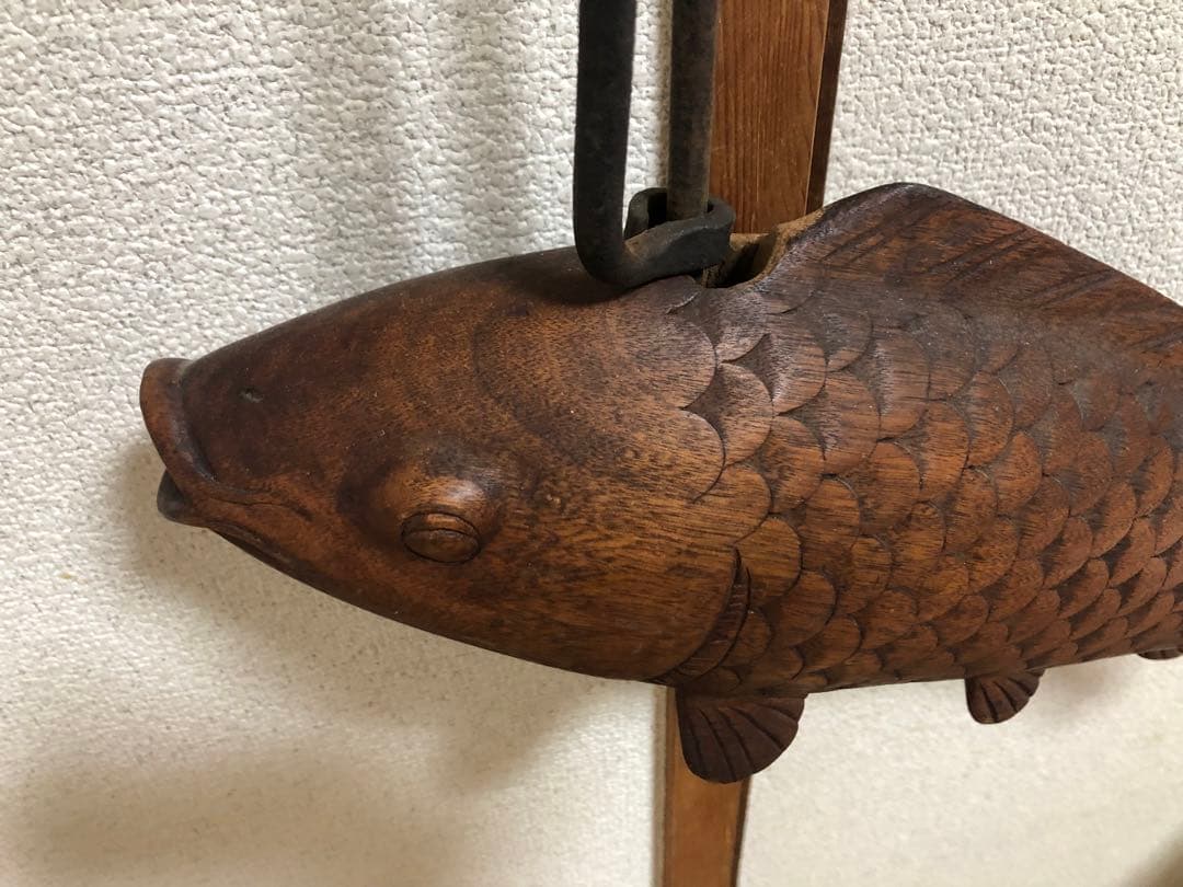 自在鉤　鯉　木彫り　囲炉裏
