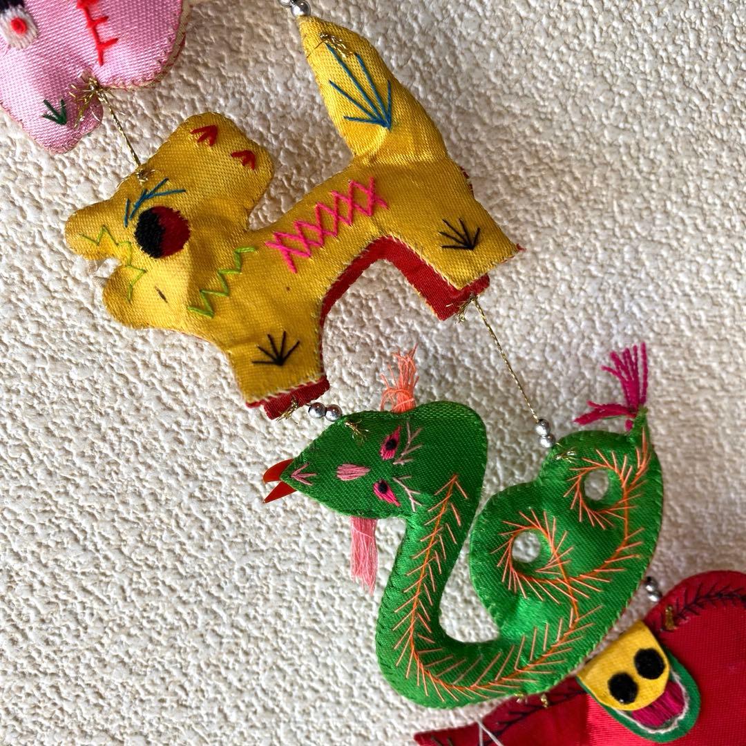 吊るし十二支 サテン古刺繍 壁飾り 笑福護符 ゾディアック魔除 中国製ビンテージ