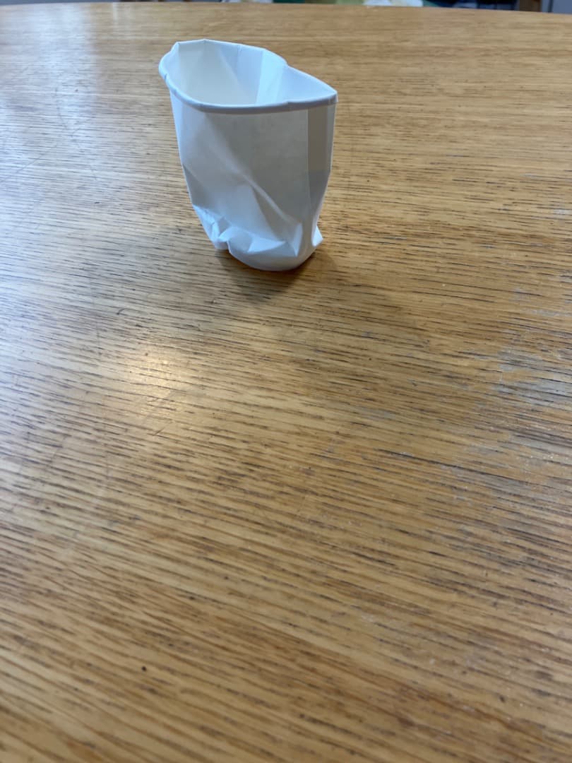 踏まれた紙コップ