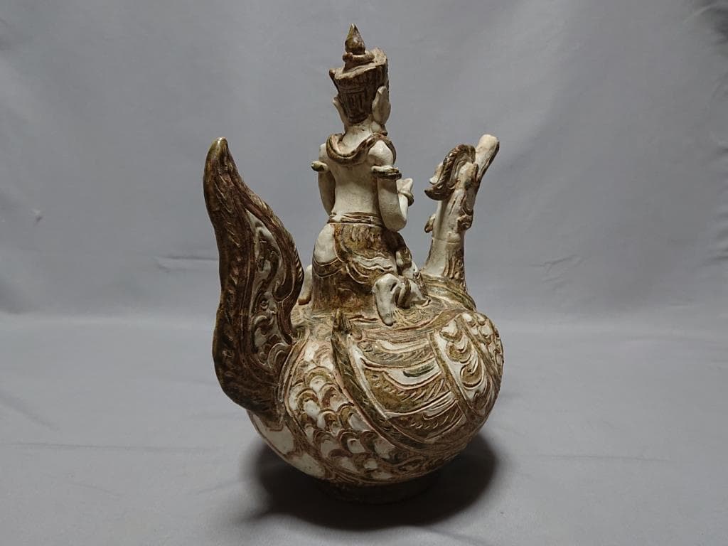 タイ　スワンカローク 白濁釉渇彩 霊鳥神像形 水注　15～16世紀