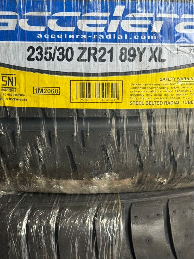 新品accelera PHI 235/30/21 2本セット