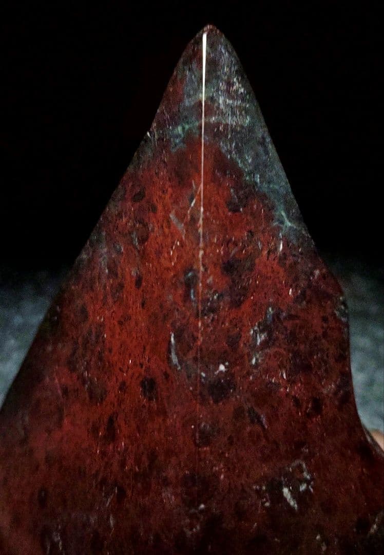 ★サーペンティン原石★赤蛇紋岩【入りコン沢・2面カット・353ｇ】