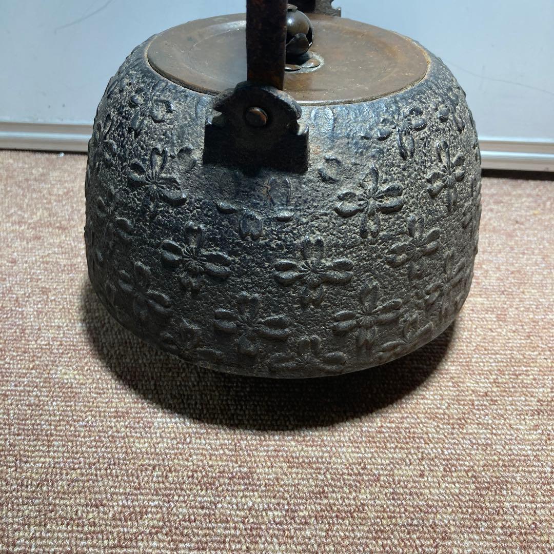 大正期昭和初期晴寿堂花模様鉄瓶