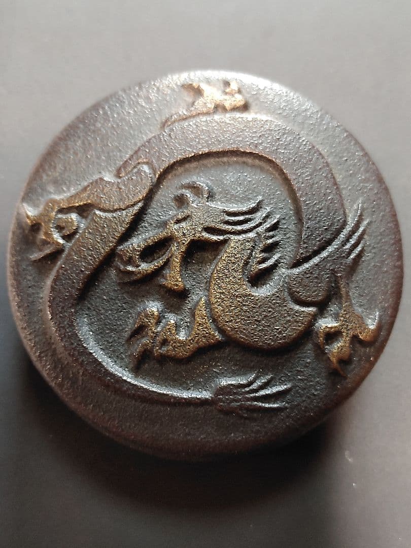 金属製ドラゴン彫刻の朱肉円形容器