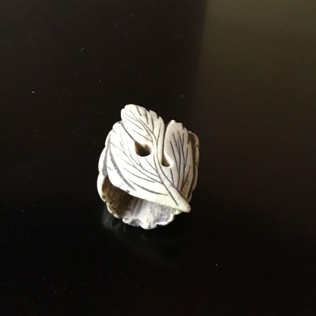 根付け　菊花図柄　日本ホンシュウ鹿角　　N17