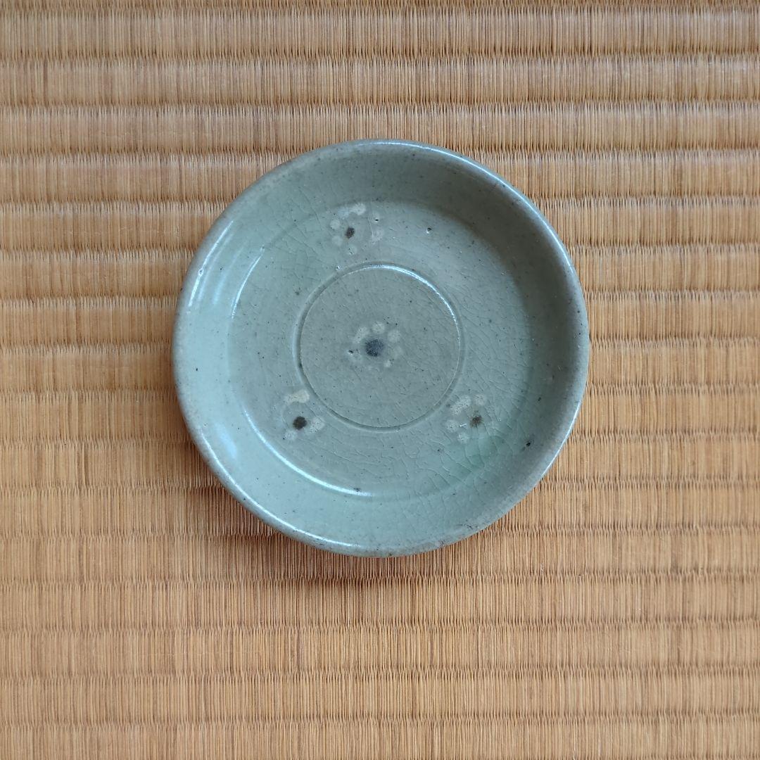 グレーの円形陶器皿　高麗青磁　骨董品　酒盃　小皿