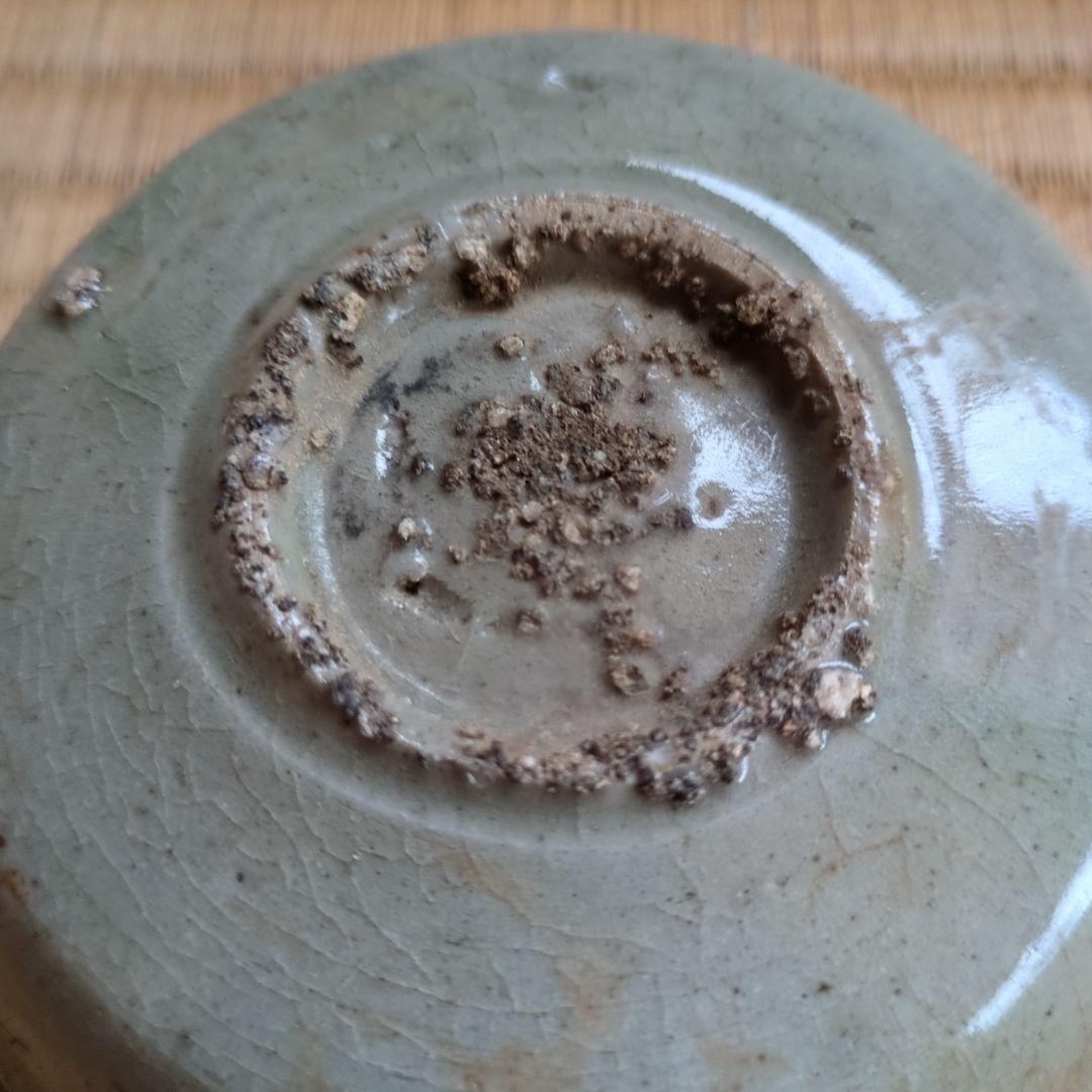グレーの円形陶器皿　高麗青磁　骨董品　酒盃　小皿