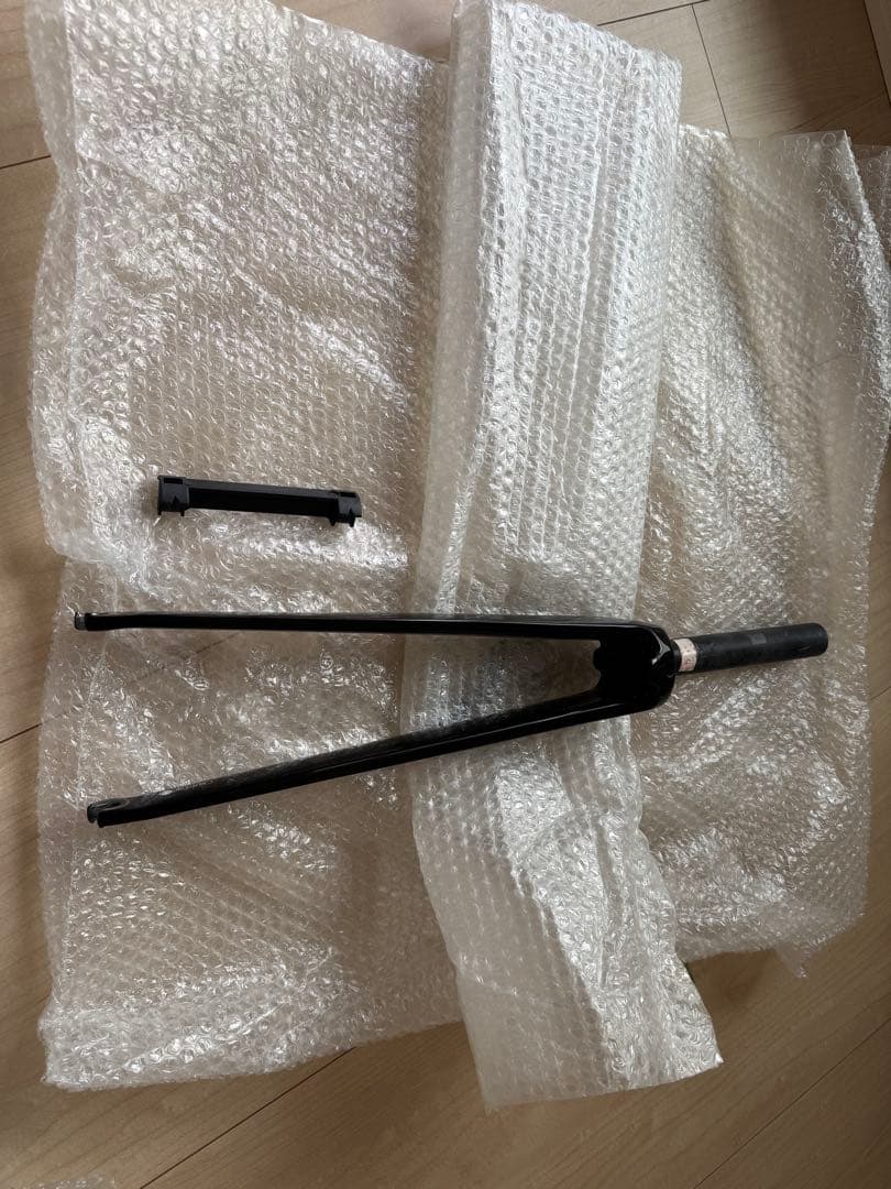 カーボンロードバイクフレームとホイールセット