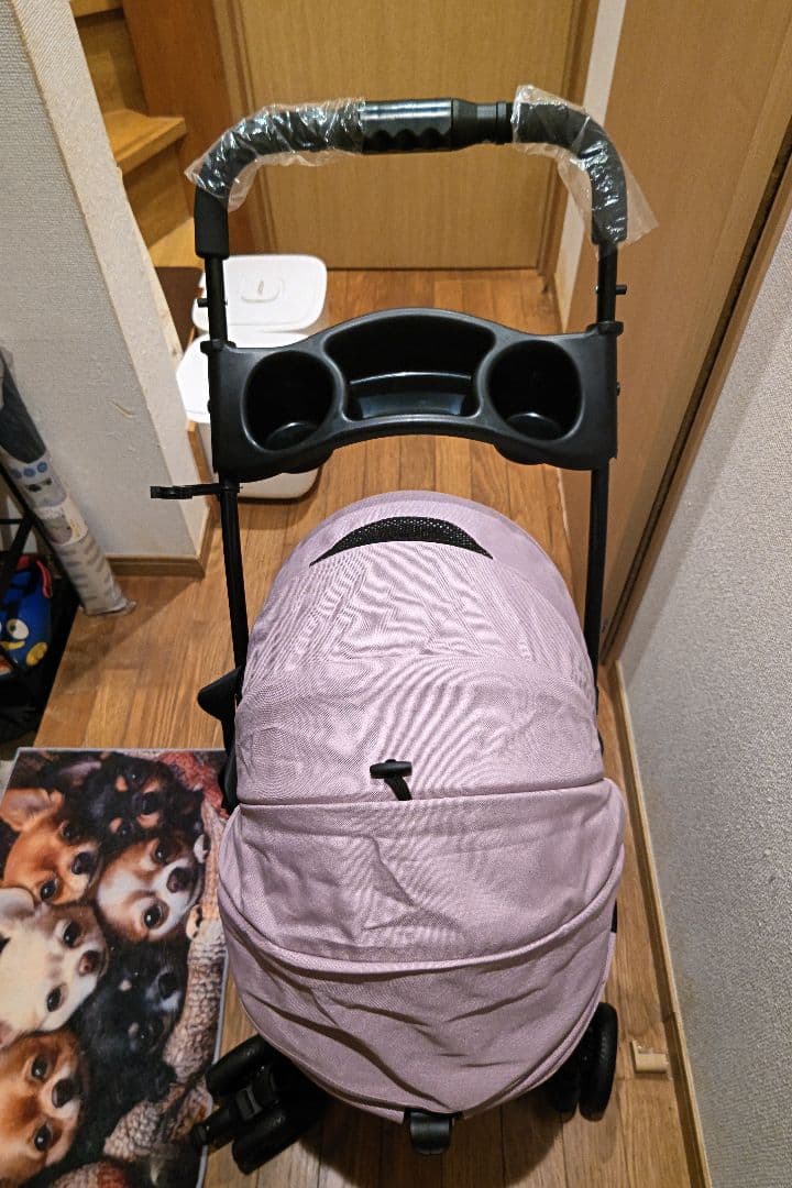 ピンクの犬用ペットカート