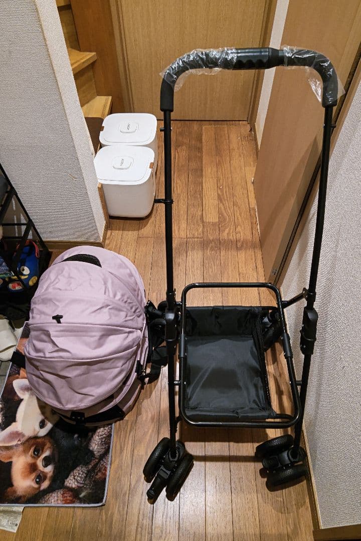 ピンクの犬用ペットカート