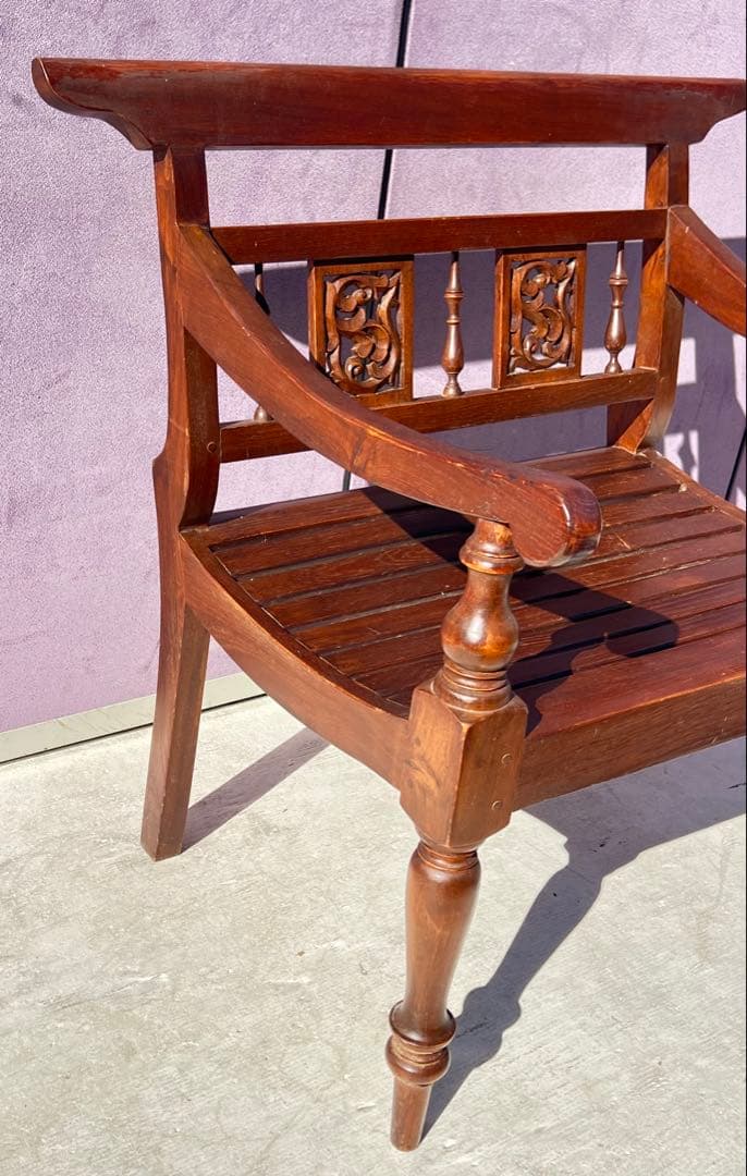 チーク材またはオーク材で作られたオランダ植民地風のベンチまたは椅子