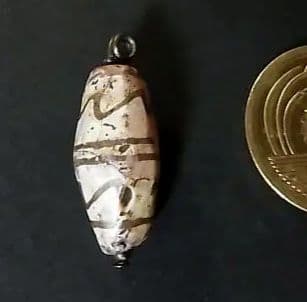 ★G2601★古代ストーンビーズ (A45)クシャン　白い紅玉髄　エッジド