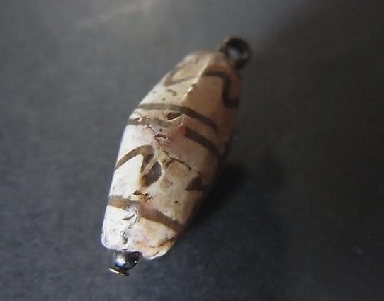 ★G2601★古代ストーンビーズ (A45)クシャン　白い紅玉髄　エッジド