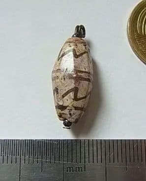 ★G2601★古代ストーンビーズ (A45)クシャン　白い紅玉髄　エッジド