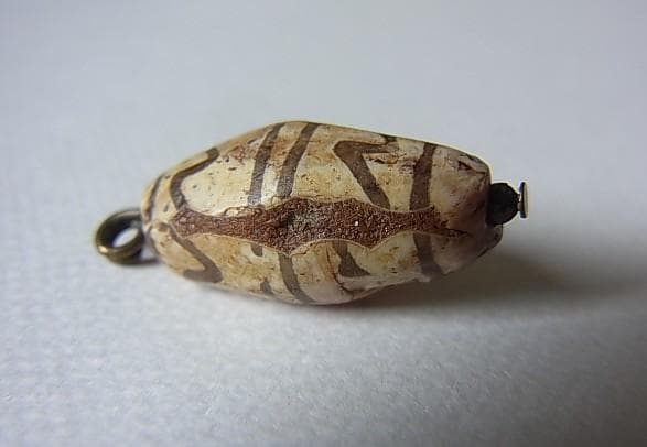 ★G2601★古代ストーンビーズ (A45)クシャン　白い紅玉髄　エッジド