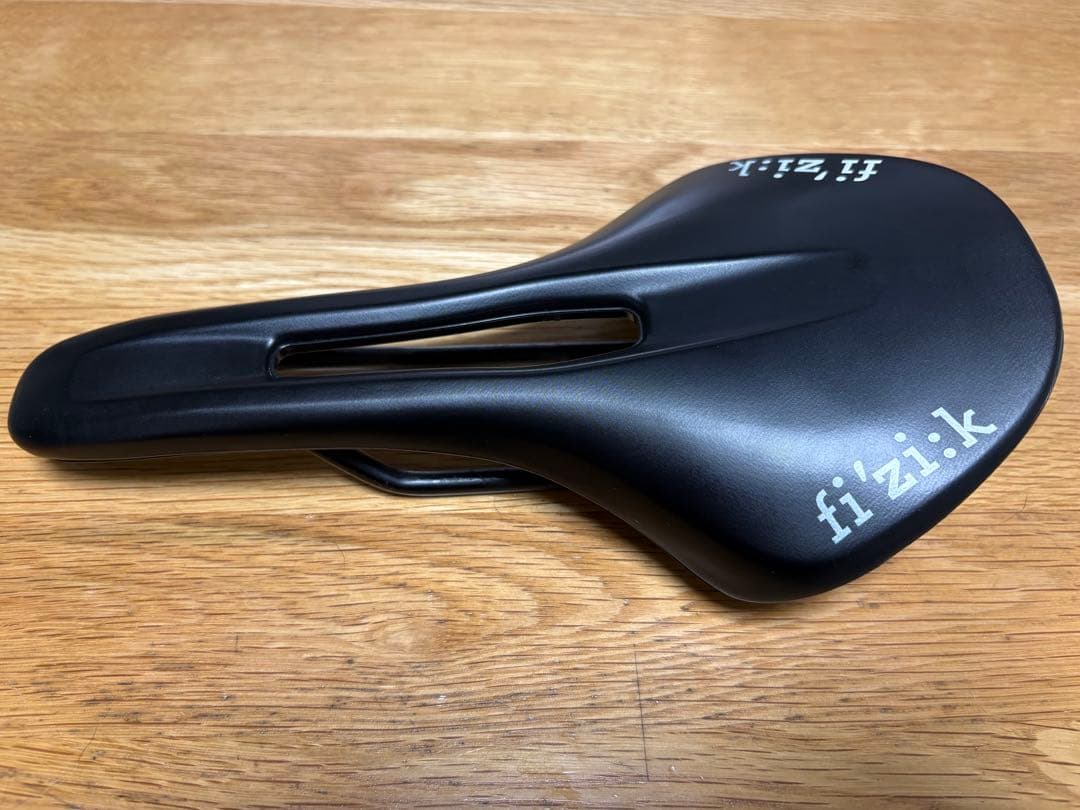 fi'zi:k VENTO ANTARES R5 140mm サドル　黒