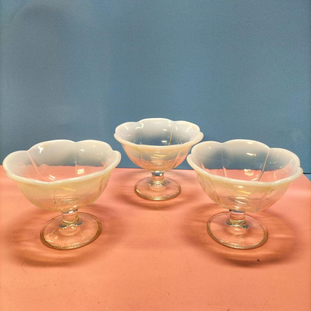 昭和レトロ 花びら型ガラスカップ 3個セット　ウランガラス　レトロ