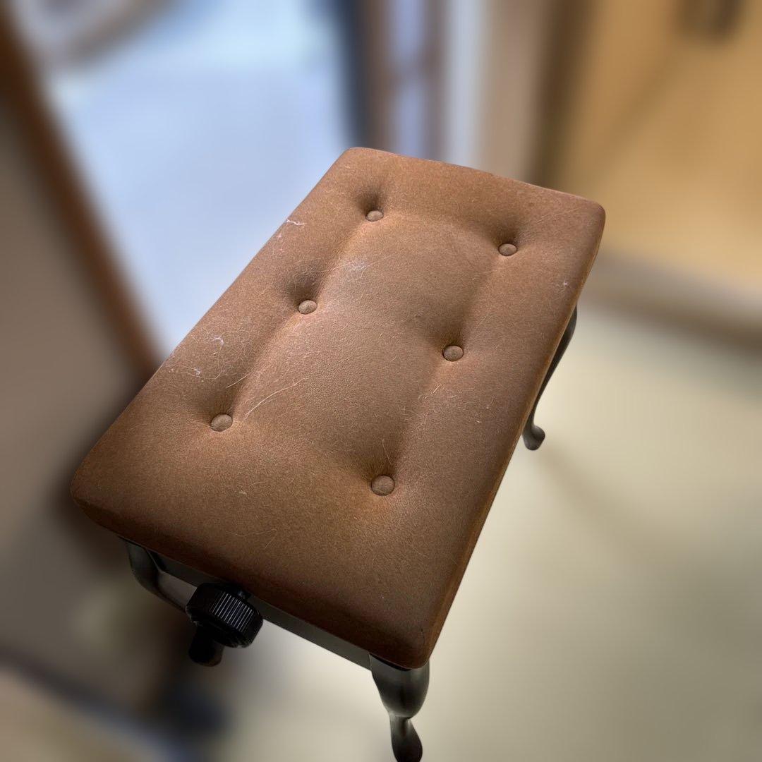 猫脚ピアノ椅子　クラシカルなブラウン