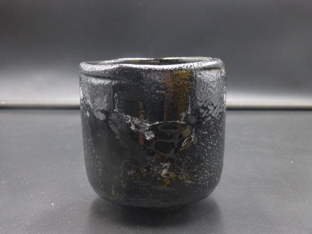 楽吉左衛門　九代　了入　黒筒茶碗／共箱・共布／楽吉左衛門　十二代　弘入極め箱