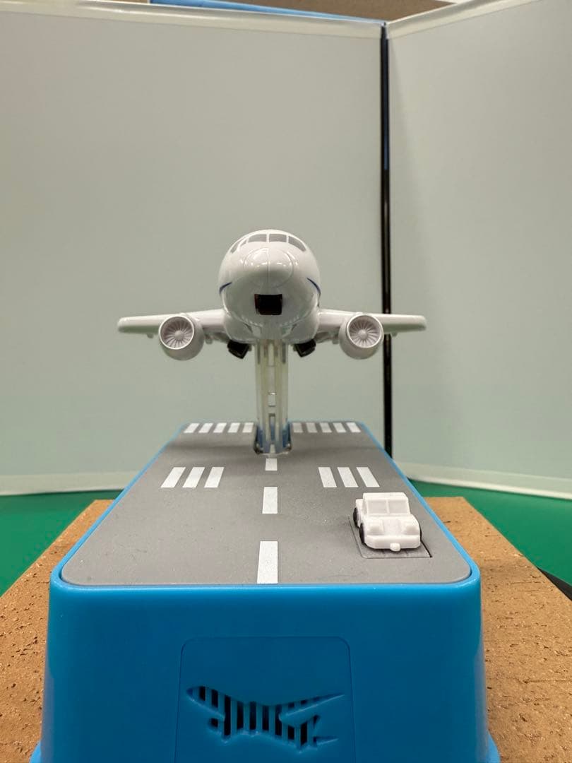 美品新品未開封！希少です。飛行機貯金箱 ANA Ver タイヤの収納が綺麗！